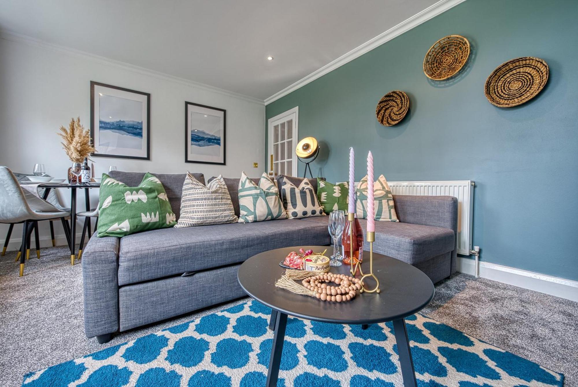 2 Bedroom Stylish Spacious Apt, Sleeps 6, Central Cheltenham, With Free Parking - By Blue Puffin Cheltenham