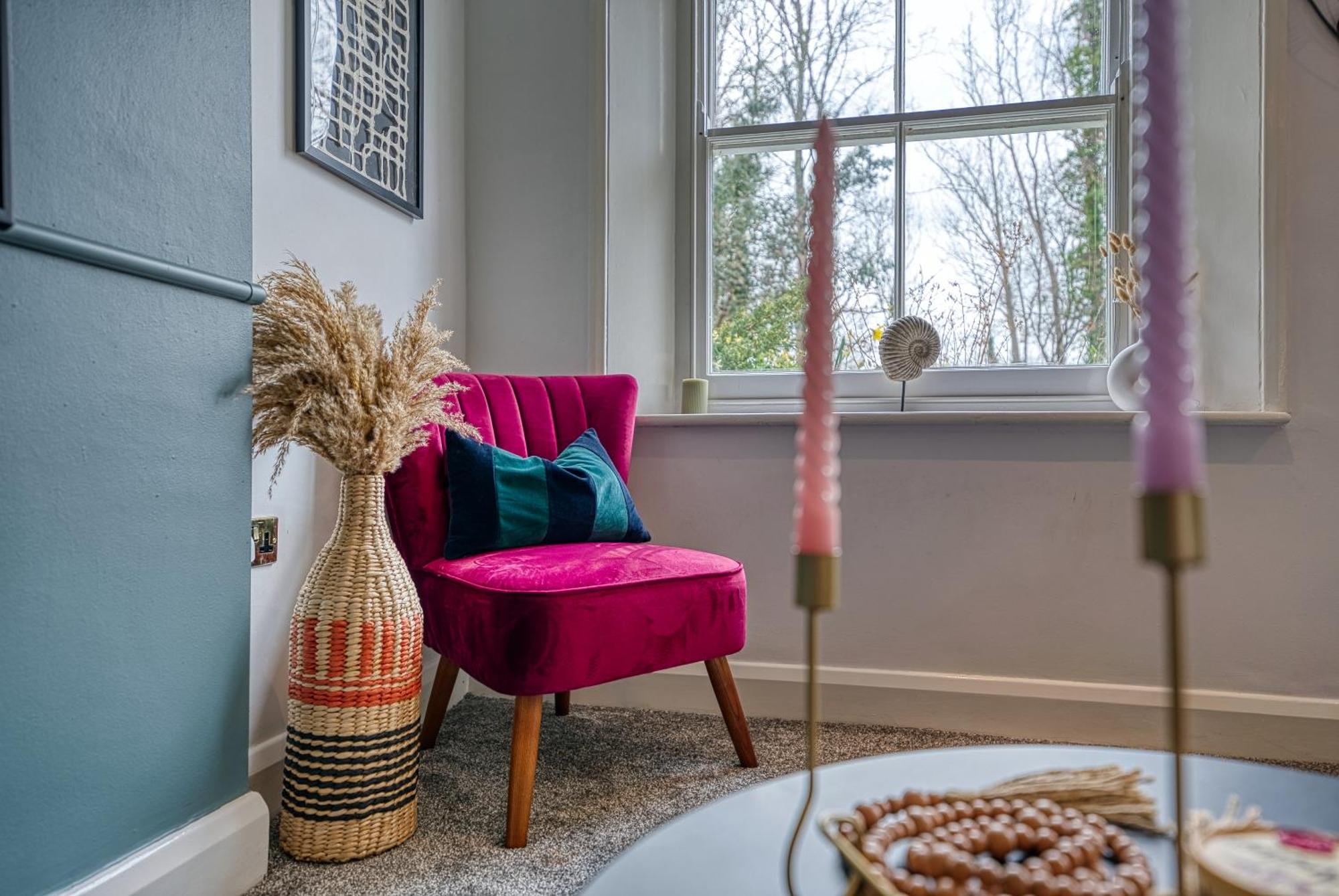 2 Bedroom Stylish Spacious Apt, Sleeps 6, Central Cheltenham, With Free Parking - By Blue Puffin