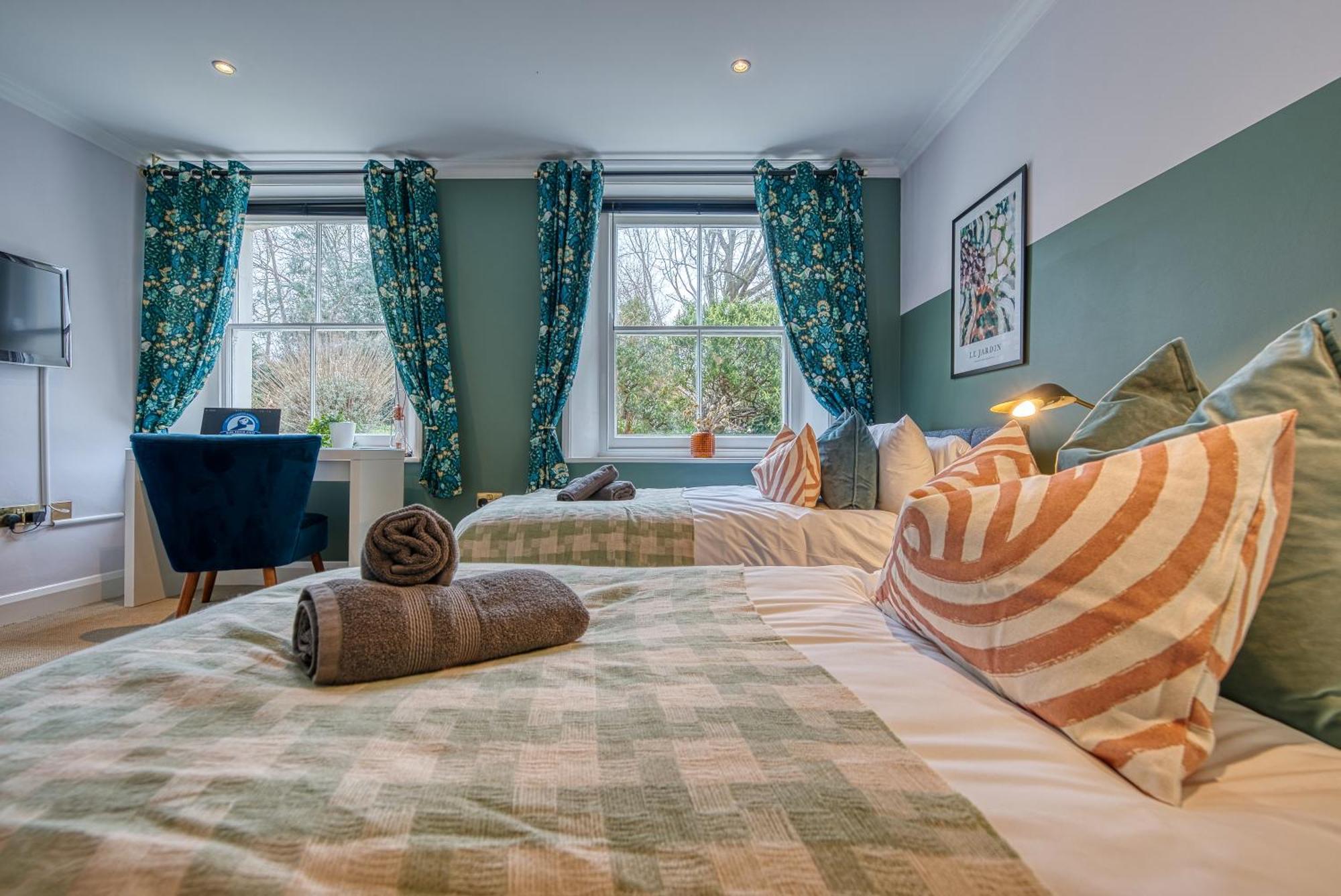 2 Bedroom Stylish Spacious Apt, Sleeps 6, Central Cheltenham, With Free Parking - By Blue Puffin * Cheltenham