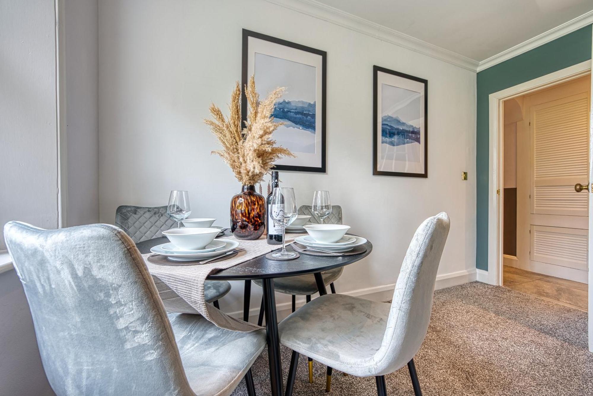2 Bedroom Stylish Spacious Apt, Sleeps 6, Central Cheltenham, With Free Parking - By Blue Puffin Cheltenham
